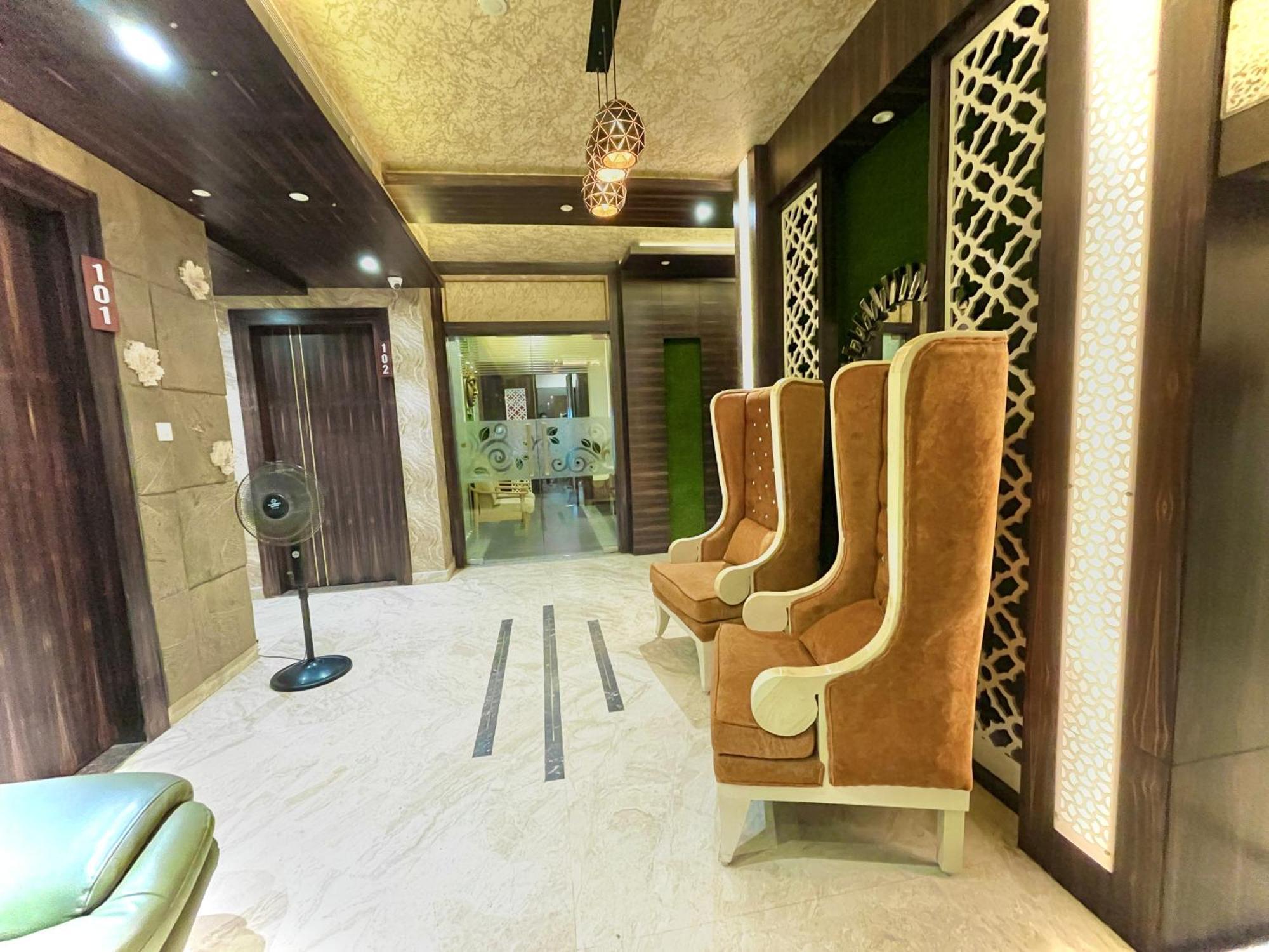 Hotel Kuber Palace ! Puri Near-Sea-Beach-And-Temple Fully-Air-Conditioned-Hotel With-Lift-And-Parking-Facility Exterior foto