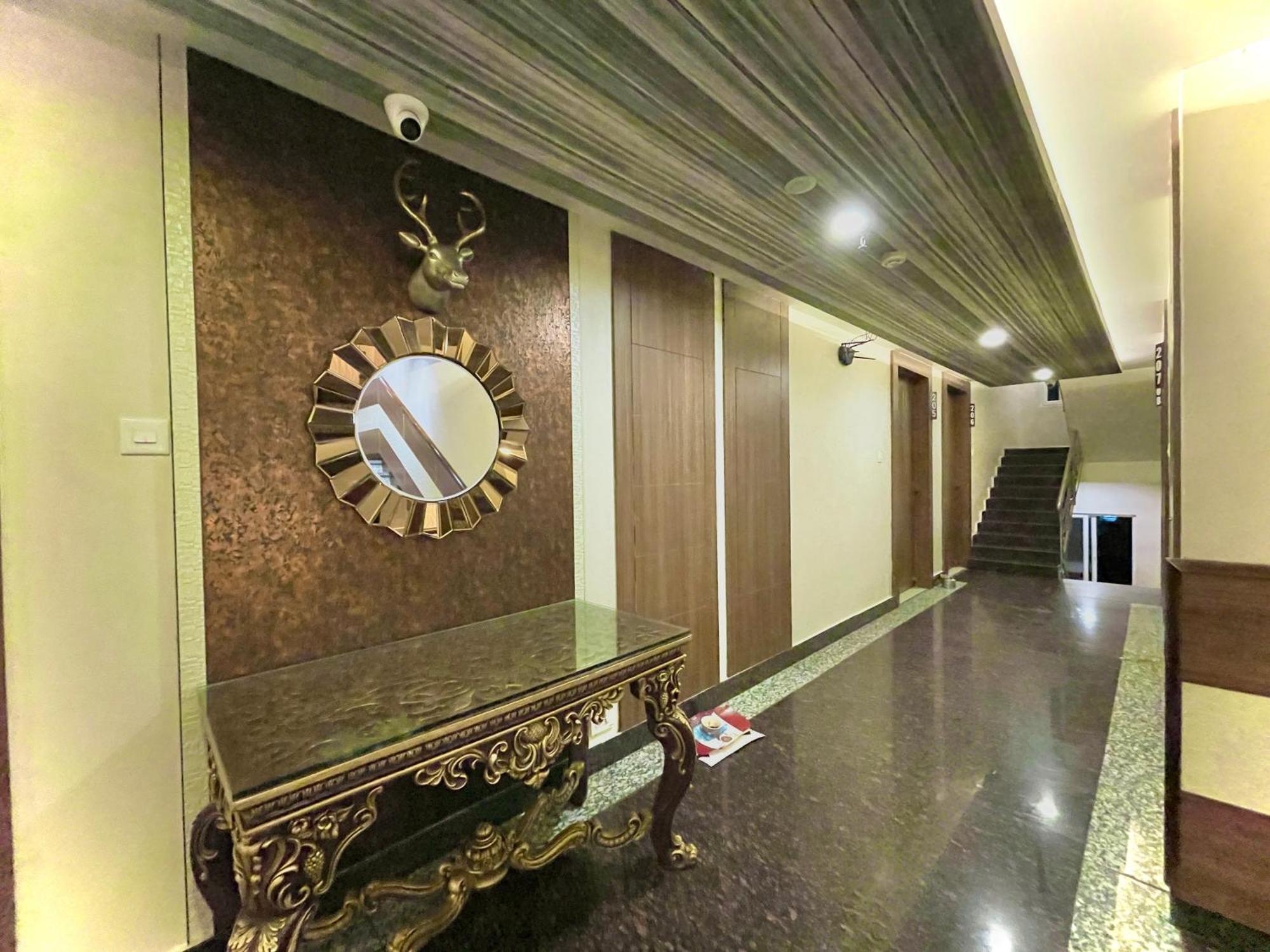 Hotel Kuber Palace ! Puri Near-Sea-Beach-And-Temple Fully-Air-Conditioned-Hotel With-Lift-And-Parking-Facility Exterior foto