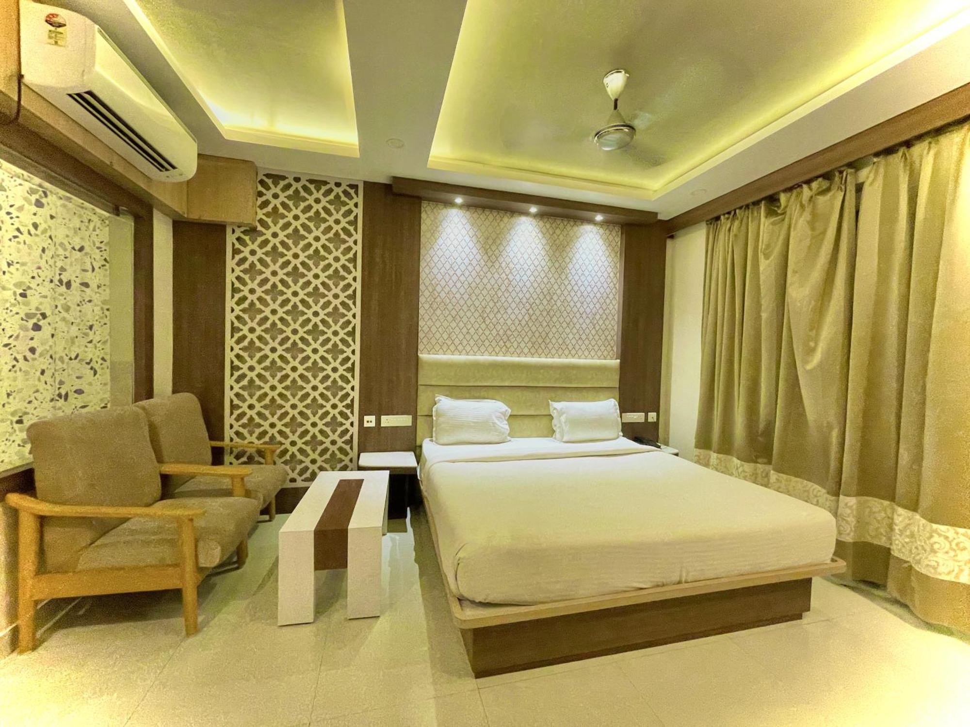 Hotel Kuber Palace ! Puri Near-Sea-Beach-And-Temple Fully-Air-Conditioned-Hotel With-Lift-And-Parking-Facility Exterior foto